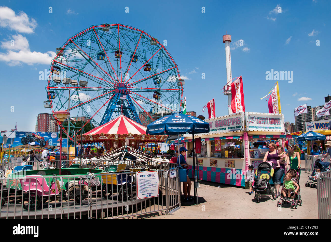 Deno es Wonder Wheel Vergnügungspark Coney Island Luna Beach Boardwalk Brooklyn New York Stockfoto