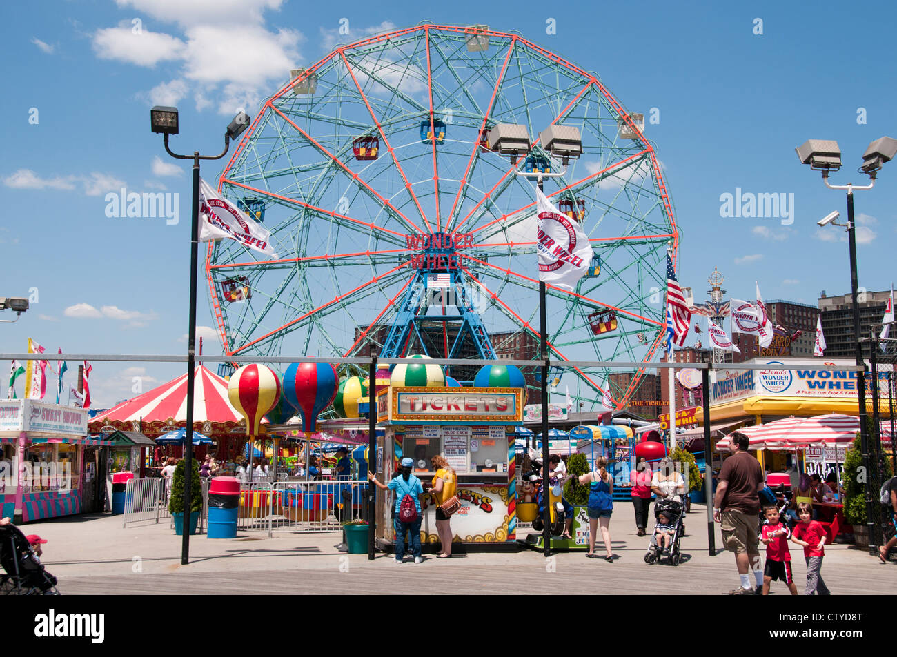Deno es Wonder Wheel Vergnügungspark Coney Island Luna Beach Boardwalk Brooklyn New York Stockfoto
