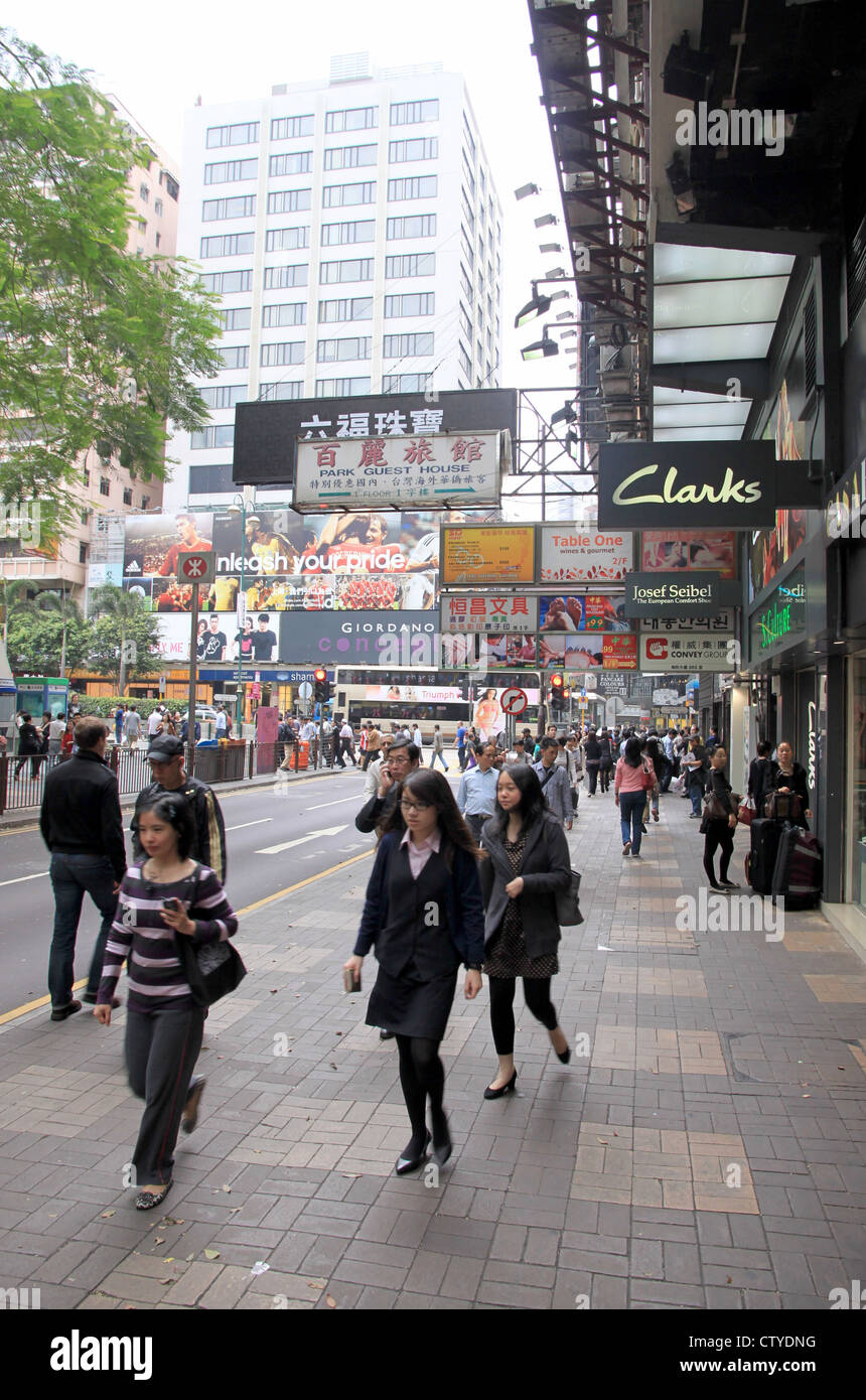 Eine belebte Straße in Downtown Hong Kong Stockfoto