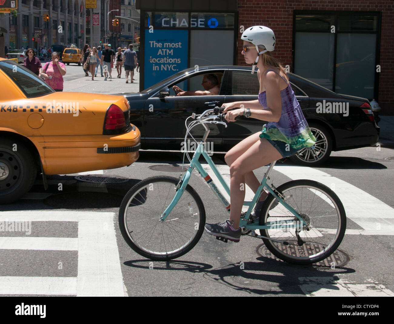 Mode Fahrradhelm Fahrrad junge Mädchen Frau East Village (Greenwich Village) Manhattan New York Vereinigte Staaten von Amerika Stockfoto