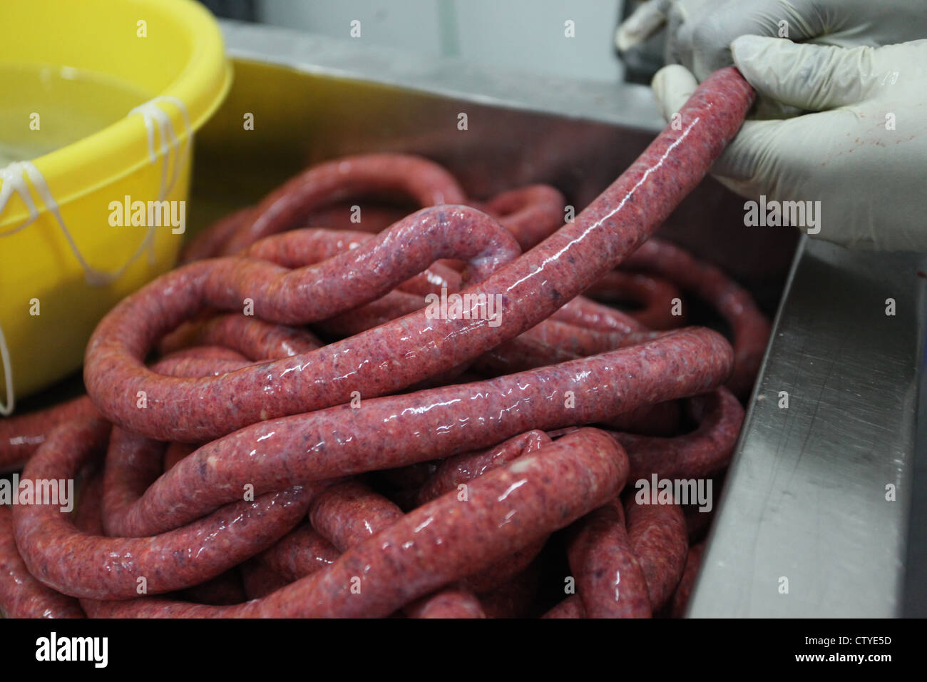 machen Merguez Wurst ein pikantes Würstchen aus Algerien und Nord-Afrika. Stockfoto