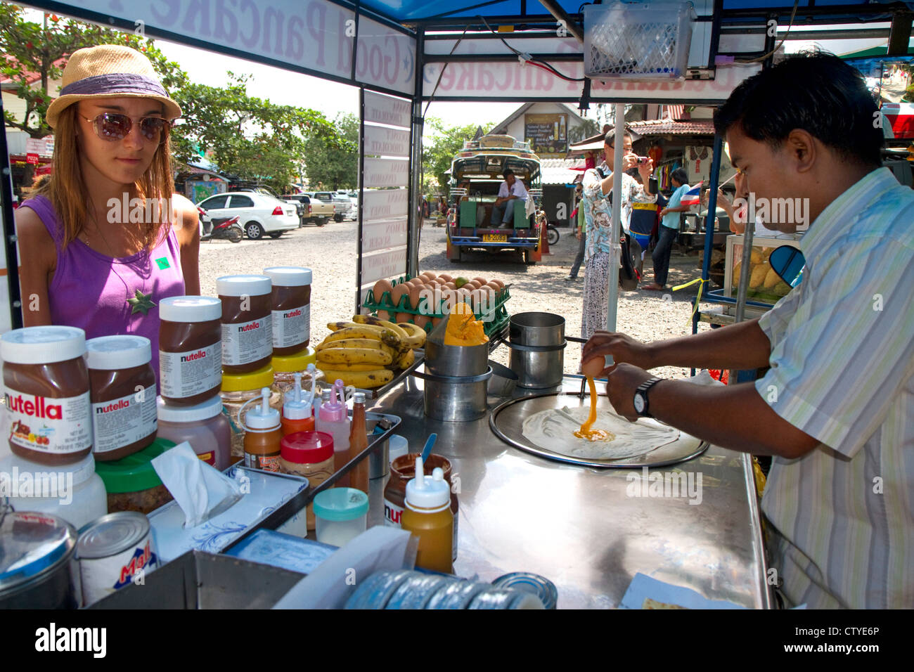 Streetfood Verkäufern, aromatisierte Pfannkuchen an Chaweng Beach Village auf der Insel Ko Samui, Thailand. Stockfoto
