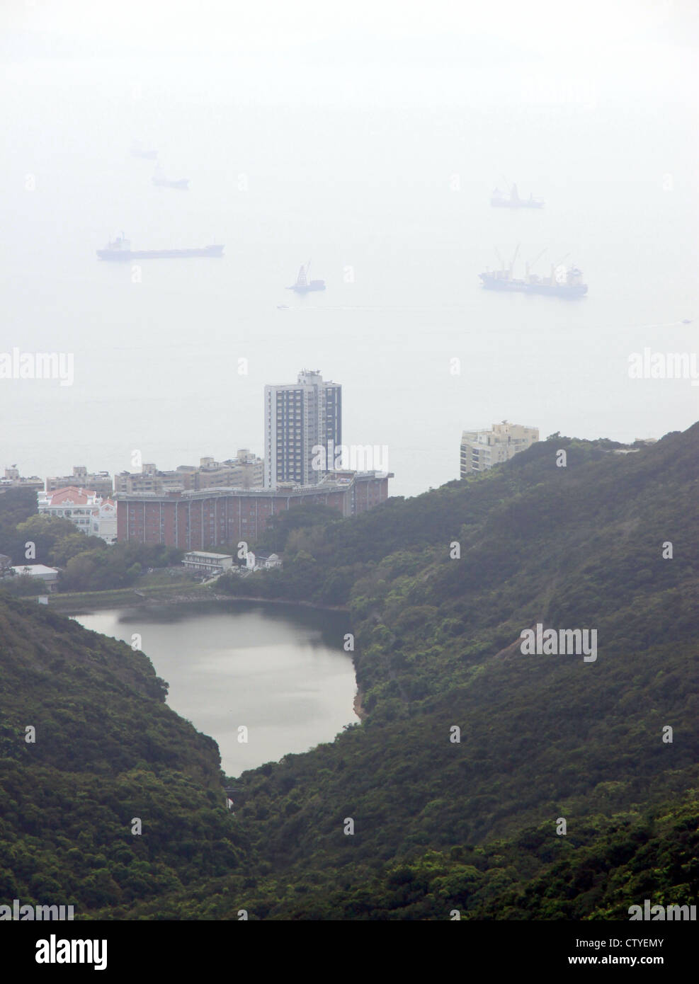 Ein Blick auf die Pok Fu Lam Reservoir aus dem Victoria Peak in Hong Kong Stockfoto