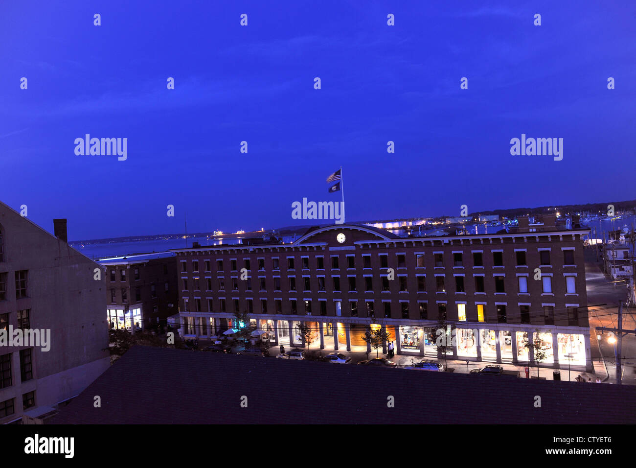 Portland, Maine. Nachtansicht des Hafens mit Gebäude im 100 Commercial Street im Vordergrund. Stockfoto