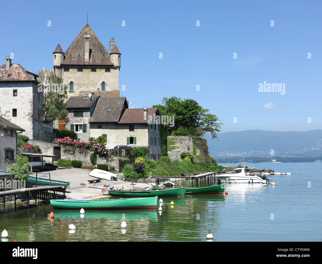 Der Hafen in der mittelalterlichen Stadt Yvoire befindet sich am südlichen Ufer des Genfer Sees in der Region Haute Savoie Frankreich Stockfoto