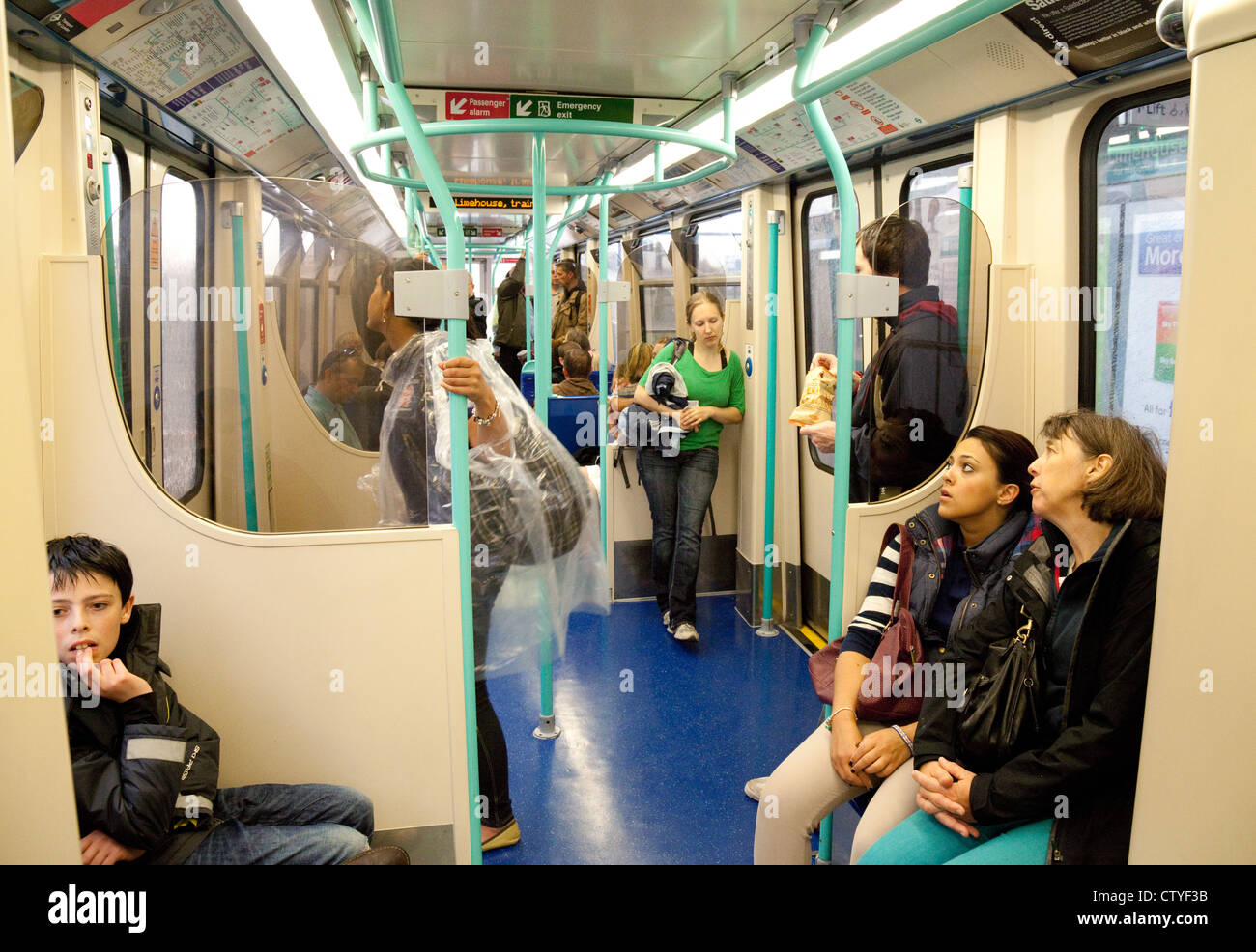 Passagiere, die in einem Wagen eines Zuges, London Docklands Light Railway (DLR); London-UK Stockfoto