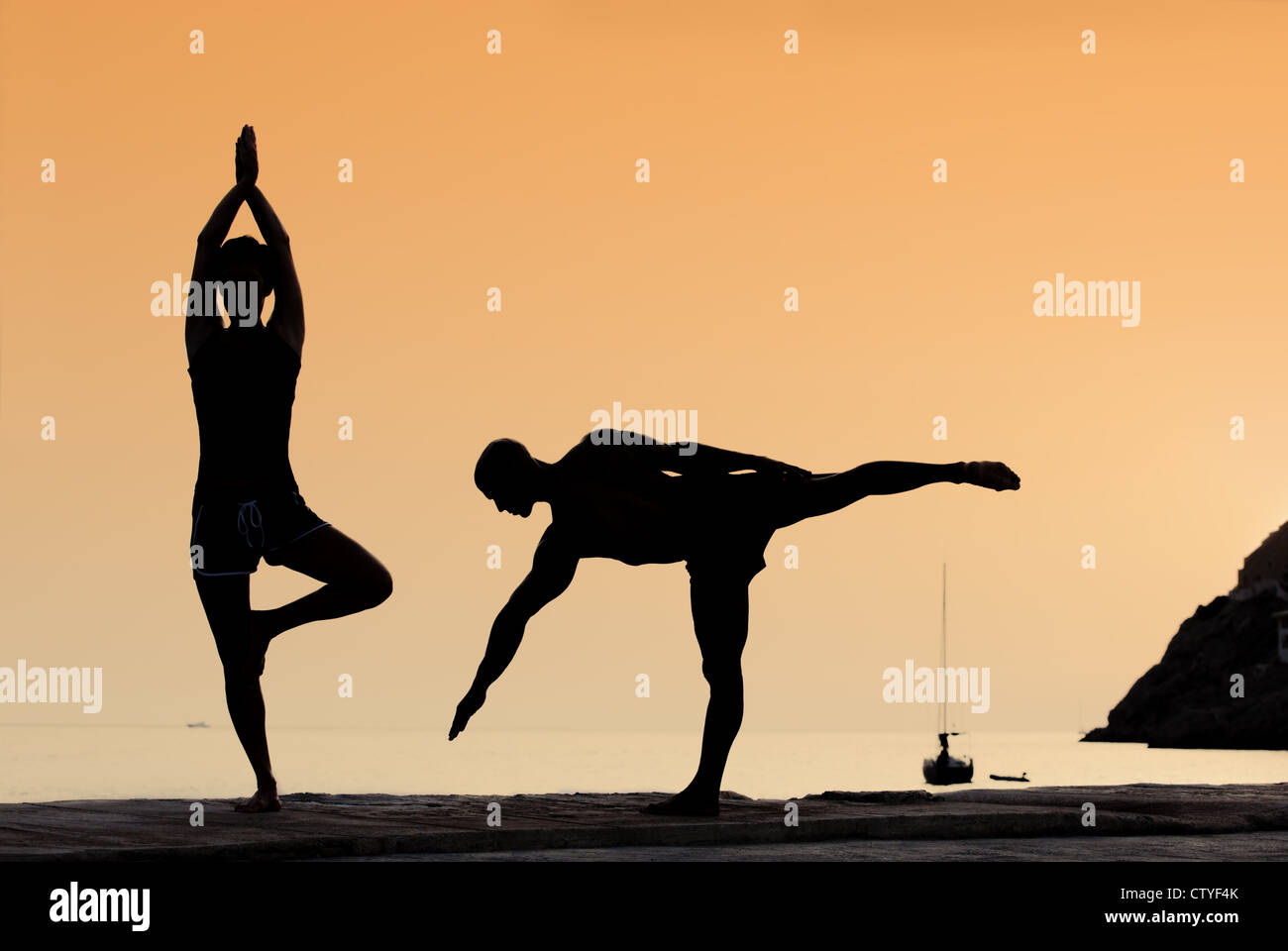 gesundes paar Yoga-Übungen im freien Stockfoto