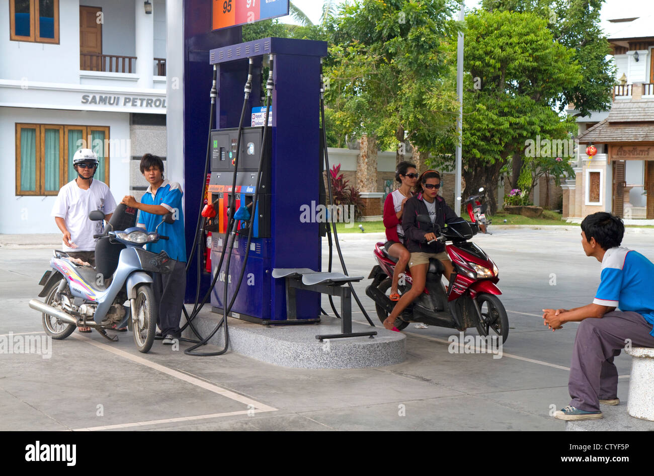 Motorroller füllen Sie an einer Tankstelle auf der Insel Ko Samui, Thailand. Stockfoto