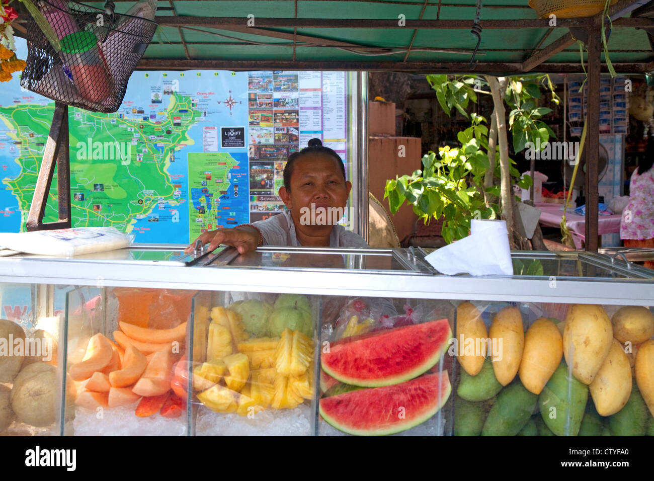 Streetfood Anbieter verkaufen Obst an Chaweng Beach Village auf der Insel Ko Samui, Thailand. Stockfoto