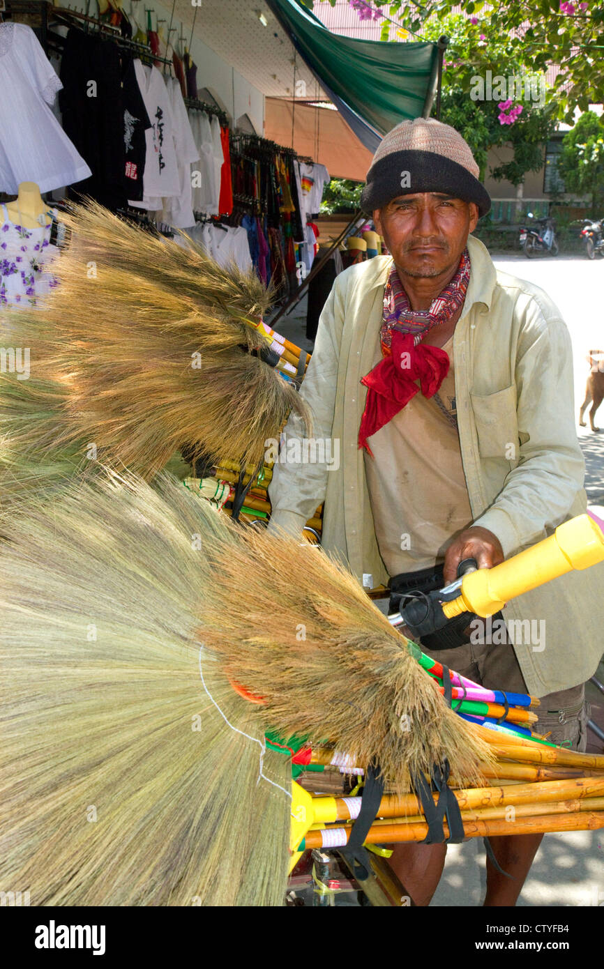 Straßenhändler verkaufen getrocknete Grass Besen auf der Insel Ko Samui, Thailand. Stockfoto