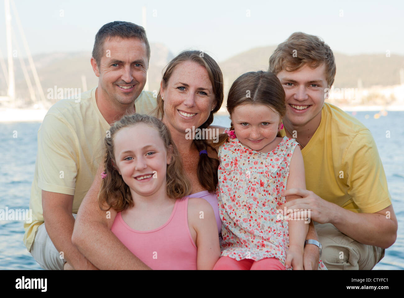 glückliche Familie Eltern mit Kindern, Schritt-Familien Stockfoto