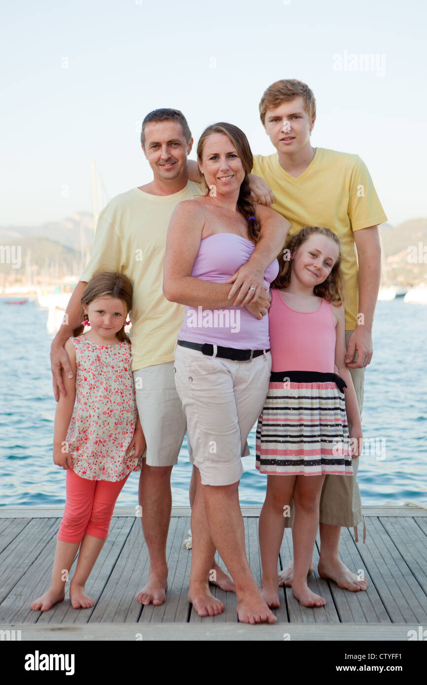 glücklich lächelnd Sommer Ferien oder Urlaub Familiengruppe Stockfoto