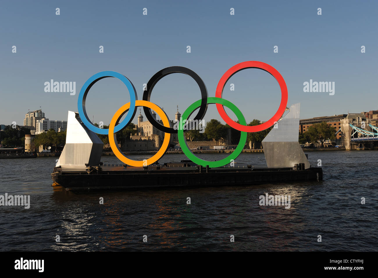 OLYMPISCHE RINGE AUF EINEM SCHWIMMENDEN PONTON AN DER THEMSE GENERALPROBE AM VORTAG OLYMPISCHE ERÖFFNUNGSFEIER. Stockfoto