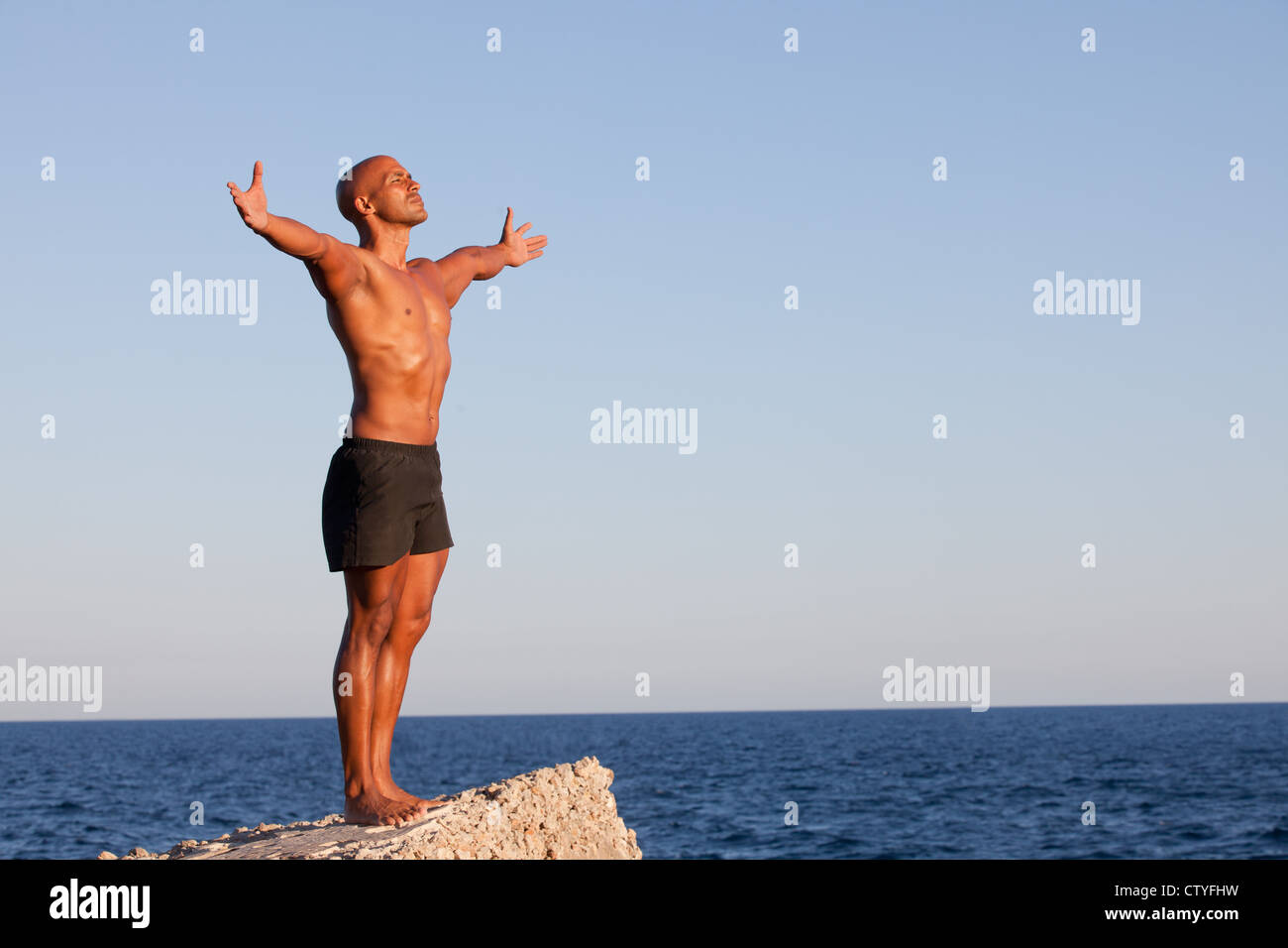 Sommer-Mann mit ausgestreckten im Urlaub Stockfoto