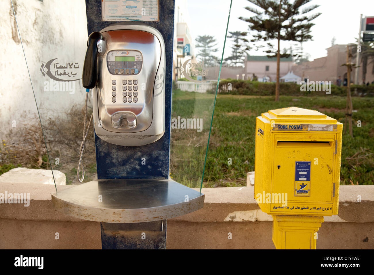 Maroc Telecom Telefonzelle und Poste Maroc Briefkasten, Essaouira Marokko Stockfoto