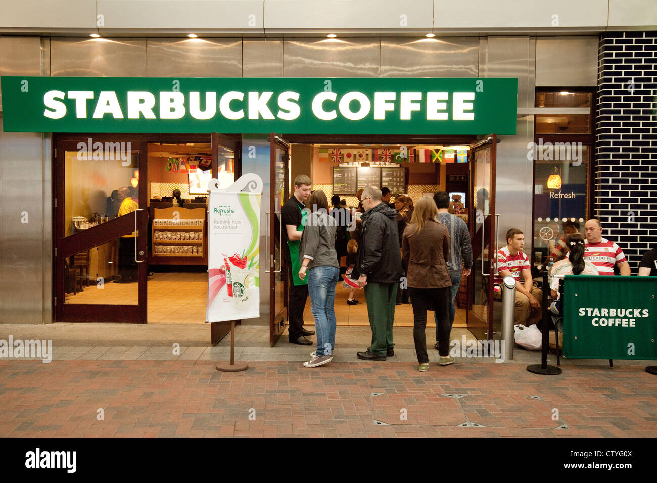Starbucks Coffee Bar Cafe, London UK Stockfotografie Alamy