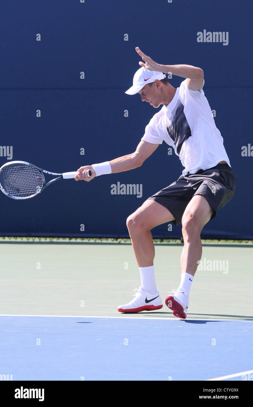 Tennis spielen, herunterfallen Stockfoto