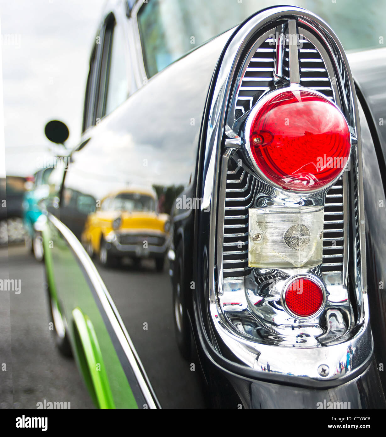 Heckrotorblätter Licht eines amerikanischen Oldtimers mit gelben Auto reflektiert Stockfoto