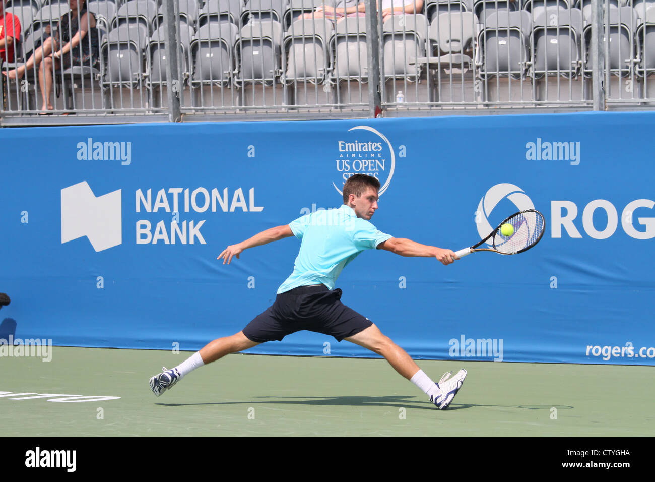 junge Tennis Spieler Rückhand zurück Aktion Stockfoto