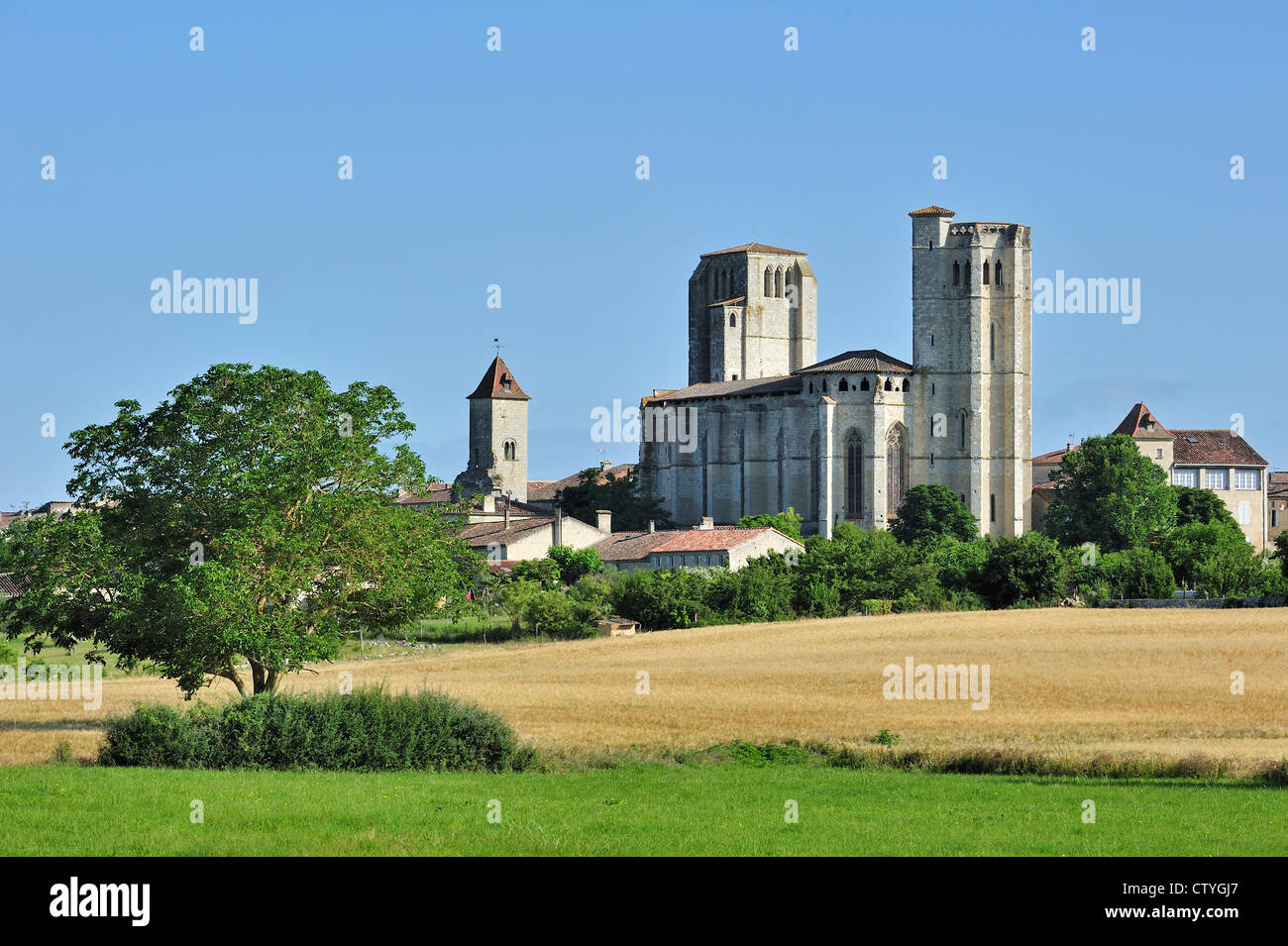 Die gotische St. Peter Stiftskirche / Stiftskirche Saint-Pierre an La Romieu, Gers, Pyrenäen, Frankreich Stockfoto