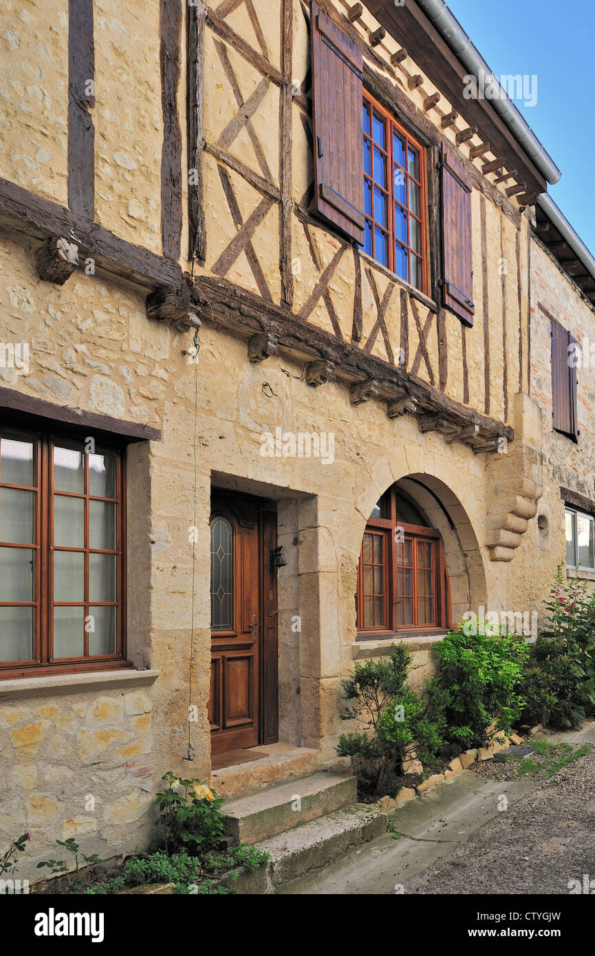 Alte Fassade des historischen Hauses in La Romieu, Gers, Pyrenäen, Frankreich Stockfoto