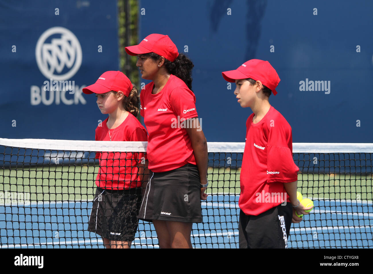 Balljungen Mädchen rote Kappe Tennisshirt Stockfoto