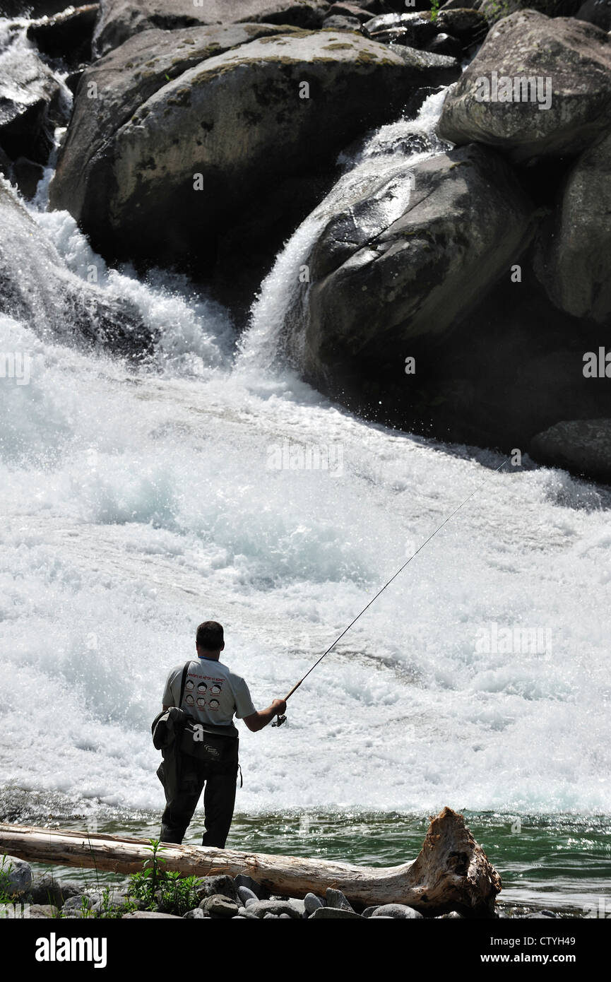 Angler Fliegenfischen am Wasserfall von der gab de Jéret in den Hautes-Pyrénées in der Nähe von Cauterets, Pyrenäen, Frankreich Stockfoto