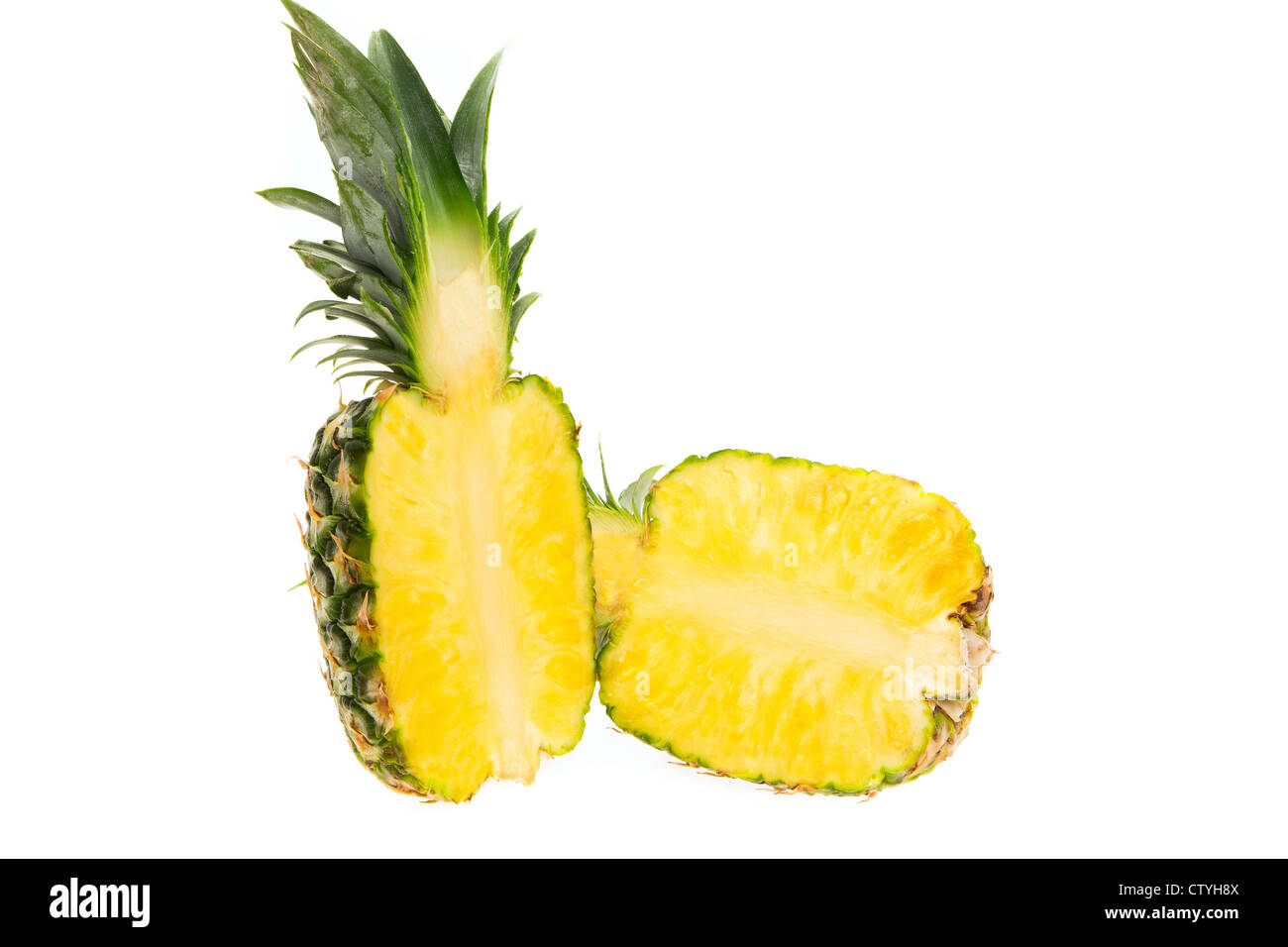 Frischer Ananas schneiden im halb - Studio gedreht mit weißem Hintergrund Stockfoto