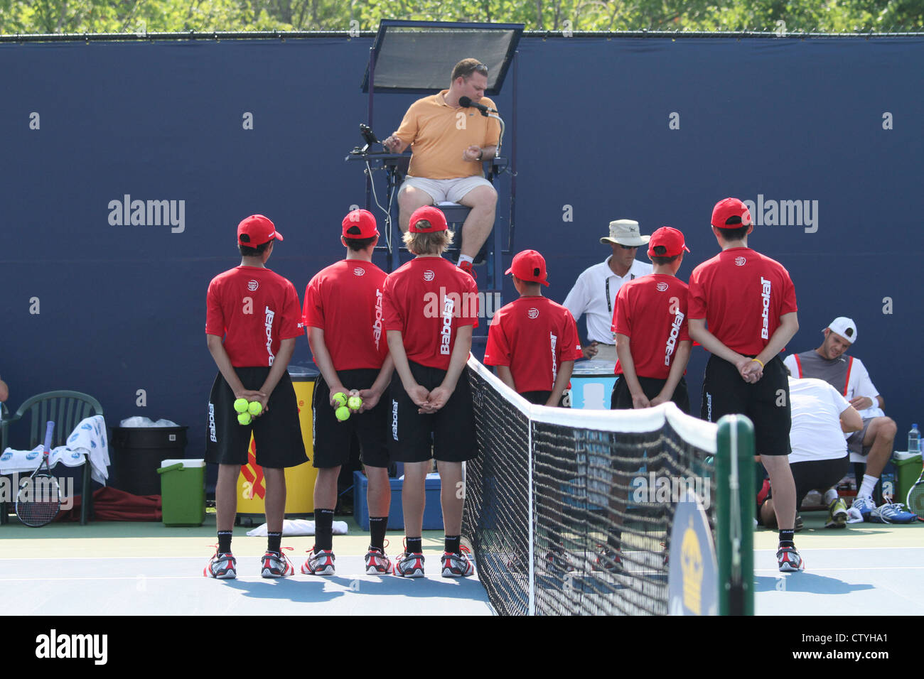 Tennis Schiedsrichter Balljungen Spiel Pause Stockfoto