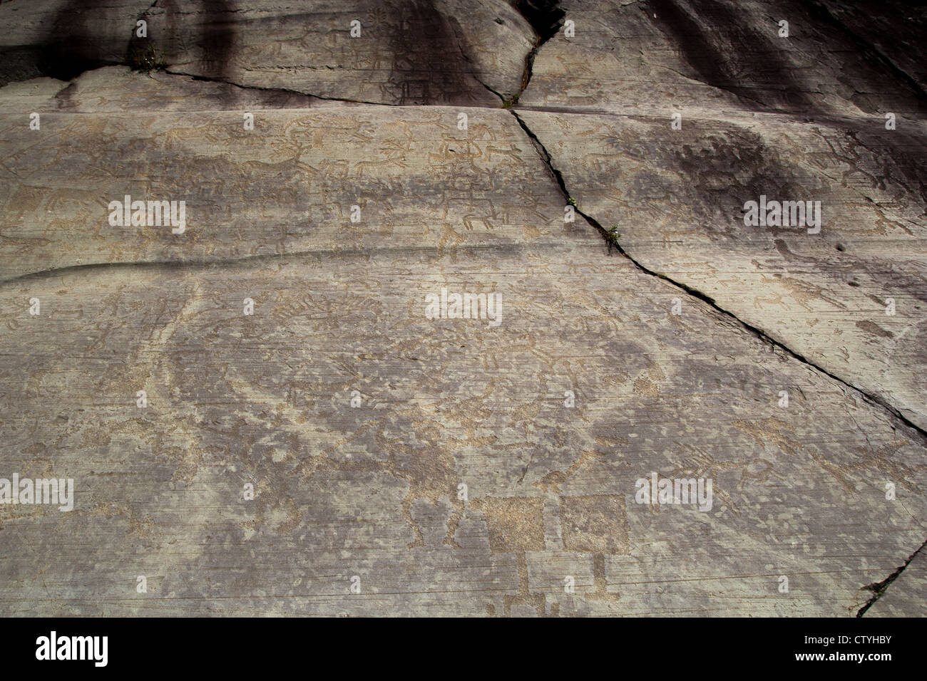 Die Steinmetzarbeiten von Val Camonica, Italien bilden eine der größten Sammlungen von prähistorischen Petroglyphen in der Welt Stockfoto