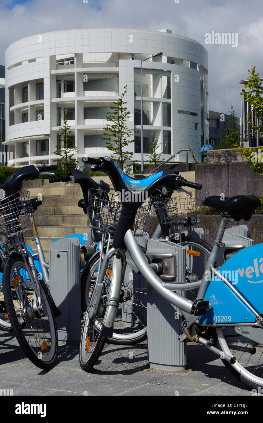 Rent-a-Bike, HypoVereinsbank (Unicredit)-Architekten Richard Meier und Frank Stella - im Quartier Bank, Luxemburg-Stadt Stockfoto