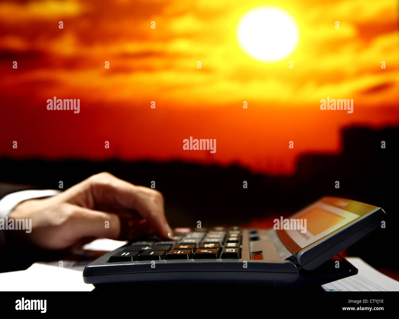 Reseller Frühwerk berechnen Preis Wolkenkratzer unter Sonnenuntergang Stockfoto
