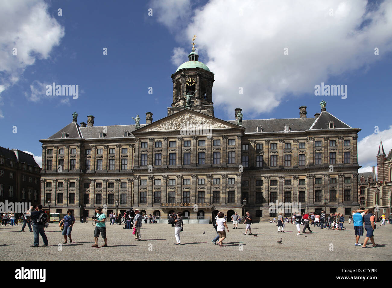 Blick auf den königlichen Palast (Koninklijk Paleis) vom Dam Square, Amsterdam, Niederlande. Stockfoto