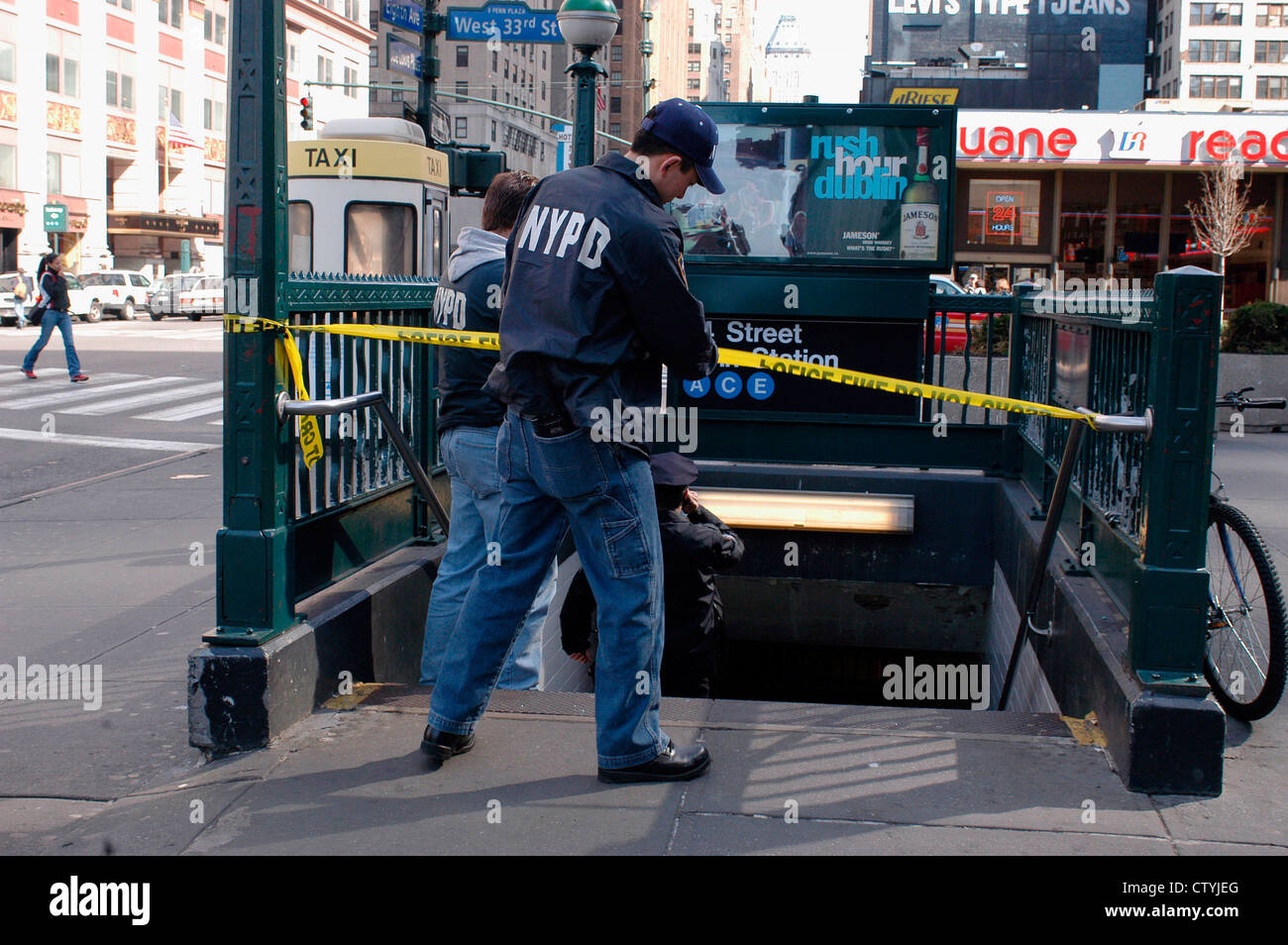 NYPD Offizier sichert Tatort u-Bahn Eingang Stockfoto