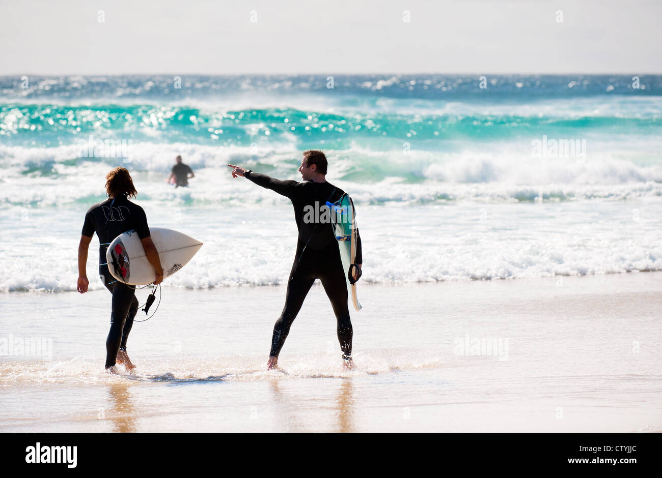 Zwei Surfer am Zylinder Strand auf North Stradbroke Island in Queensland, Australien. Stockfoto