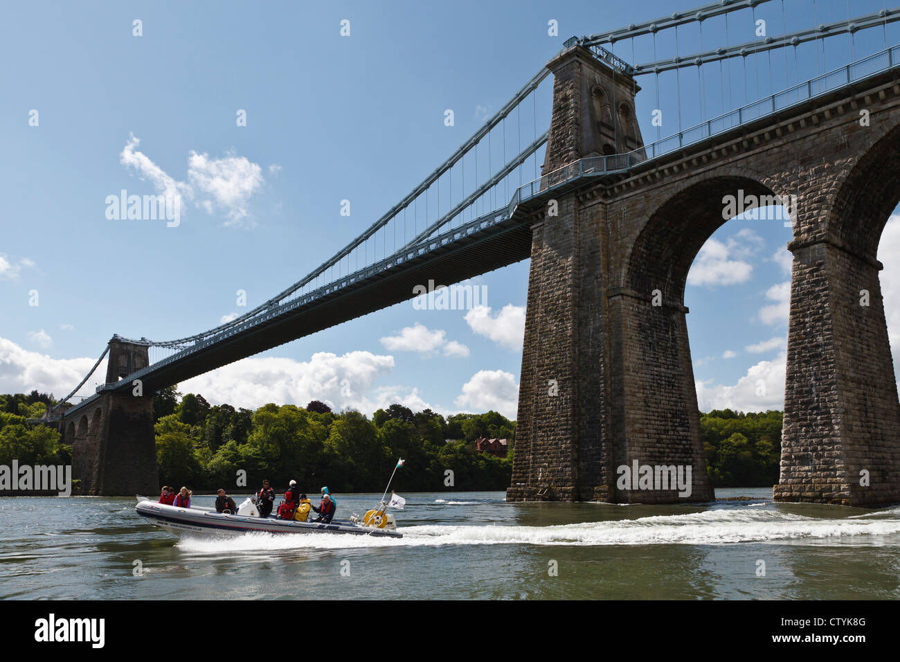 Boot unter der Menai Bridge, Anglesey, Wales Stockfoto