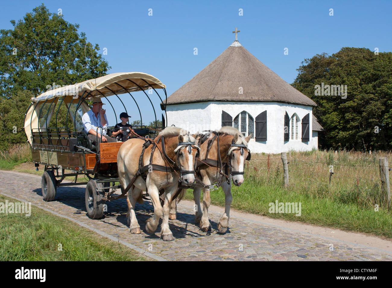 Pferdekutsche, vorbei an einer Kapelle in der Nähe von Vitt, Kap Arkona, Insel Rügen, Ostseeküste, Mecklenburg-West Pomerania, Deutschland Stockfoto