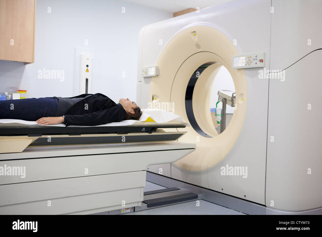 MRI Scanner-weiblichen Patienten in der Radiologie-Abteilung-Seitenansicht Stockfoto