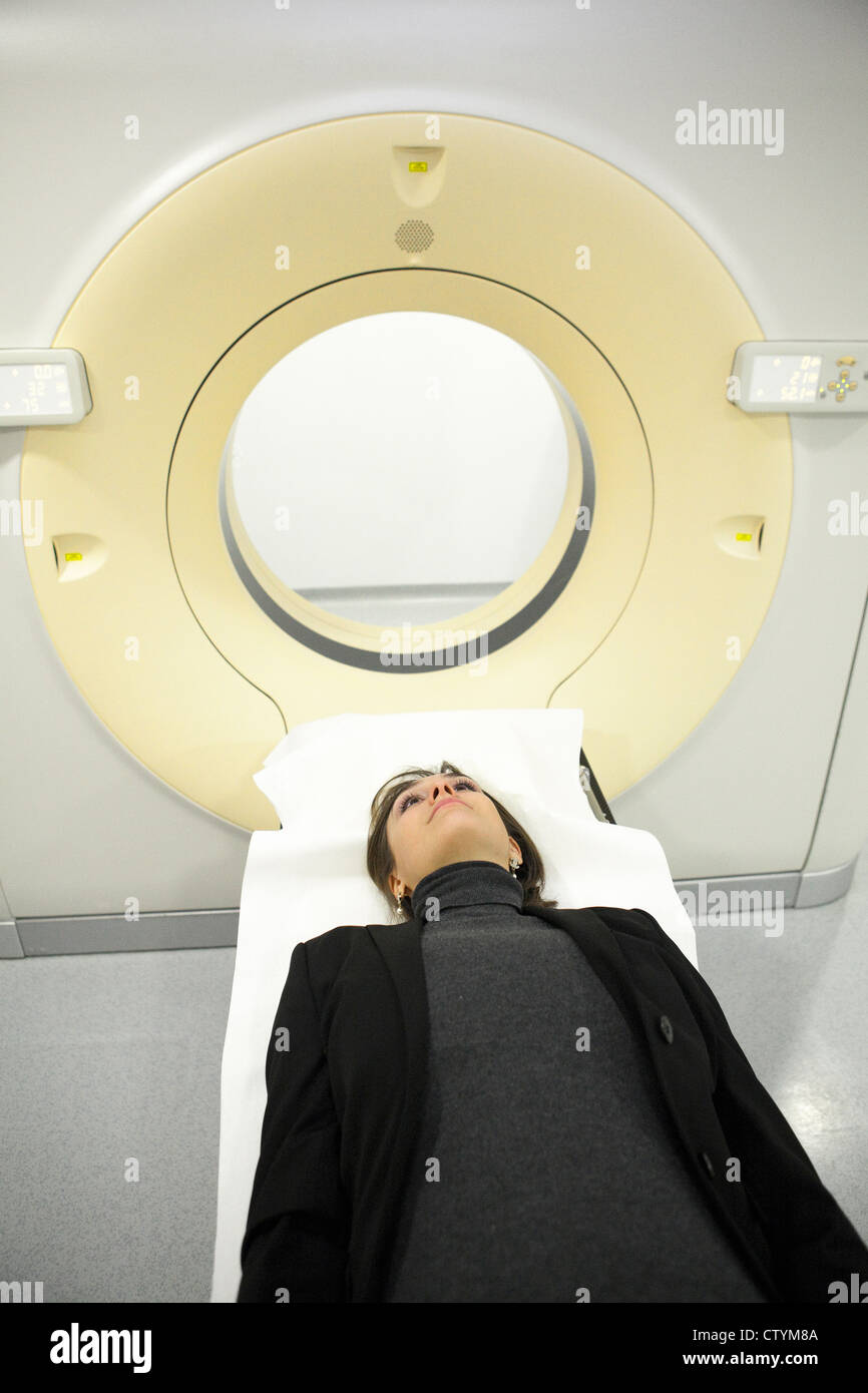 MRI Scanner-weiblichen Patienten in Radiologie Stockfoto