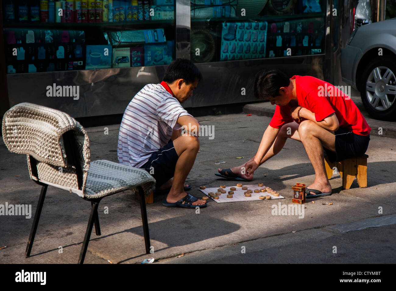 Menschen spielen Halma in Peking Stockfoto