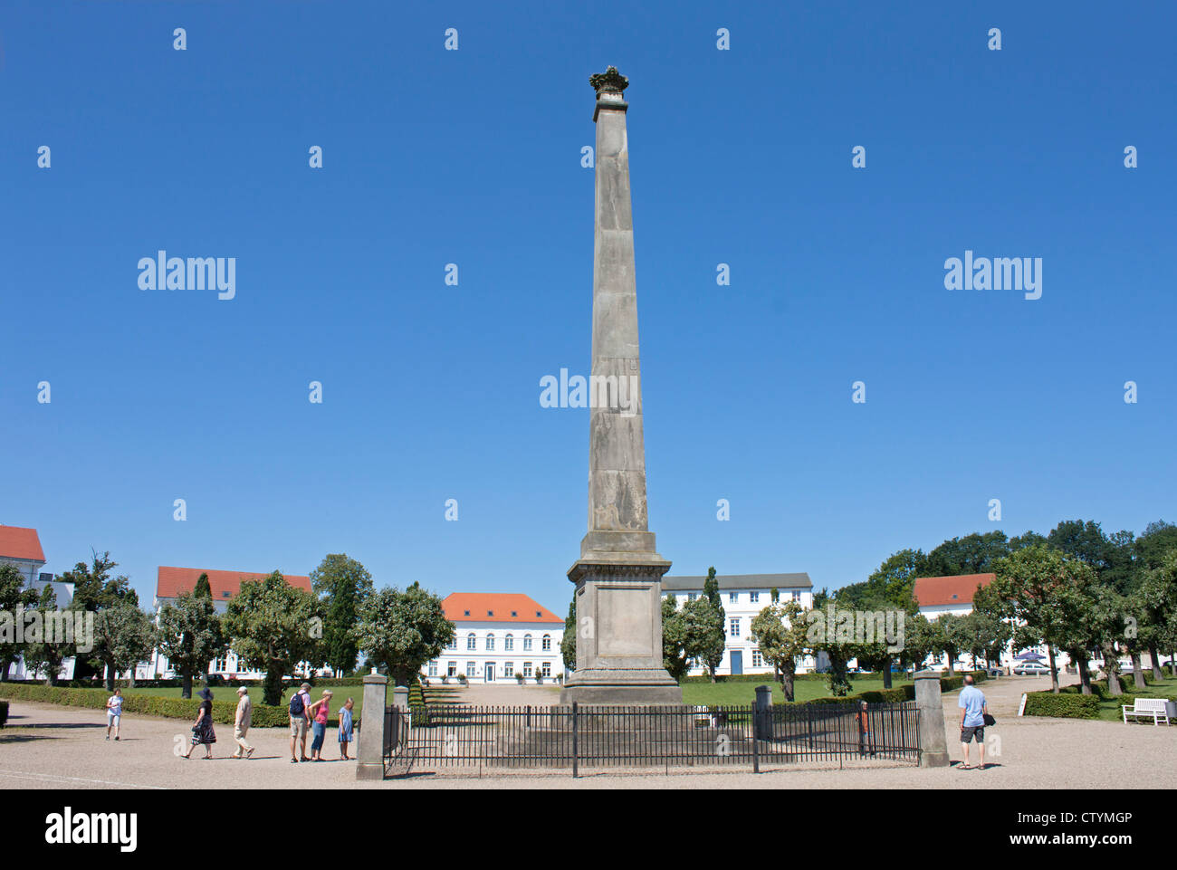 Obelisk in der Mitte des Zirkus, Putbus, Insel Rügen, Ostseeküste, Mecklenburg-West Pomerania, Deutschland Stockfoto