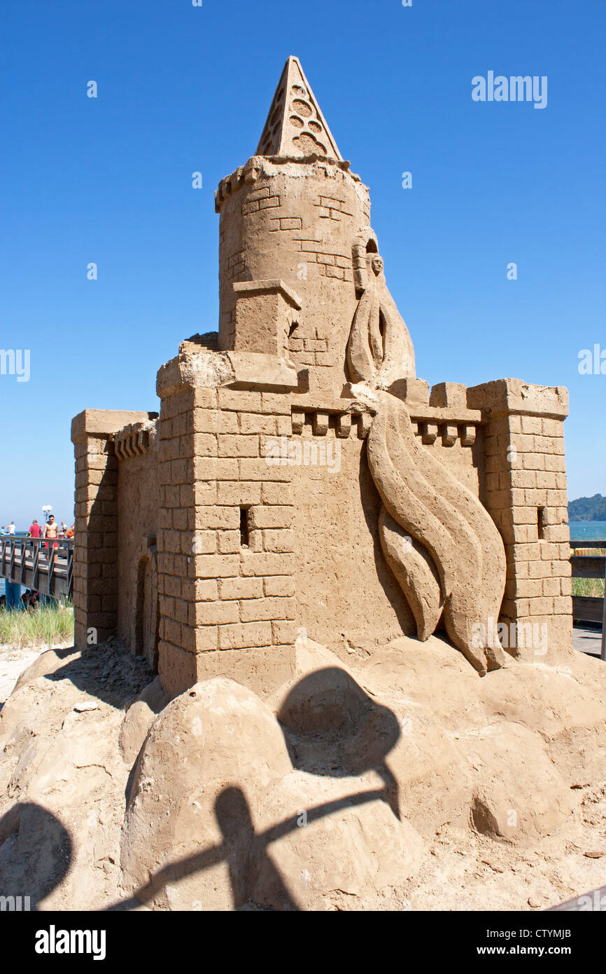Sandskulpturen vor dem Pier, Binz, Insel Rügen, Ostseeküste, Mecklenburg-West Pomerania, Deutschland Stockfoto