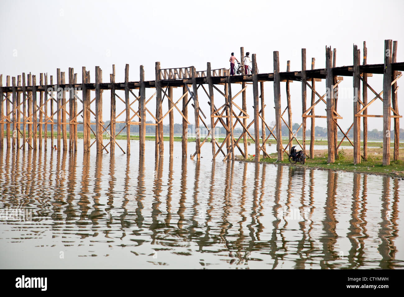 U Bein Brücke - die längste Teakholz Brücke (Steg) in der Welt in Amarapura, Mandalay Stadt, Myanmar (Burma). Stockfoto