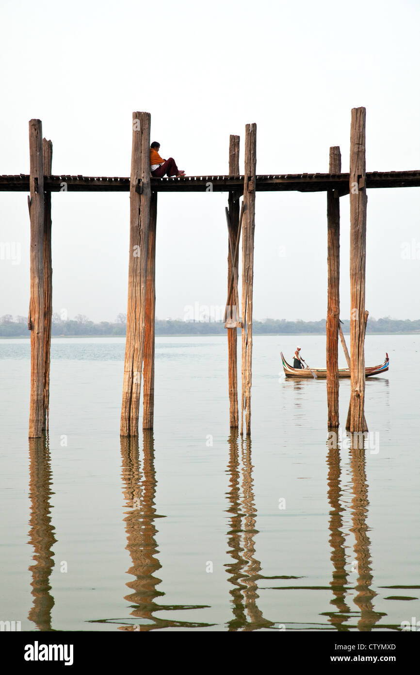 U Bein Brücke - die längste Teakholz Brücke (Steg) in der Welt in Amarapura, Mandalay Stadt, Myanmar (Burma). Stockfoto