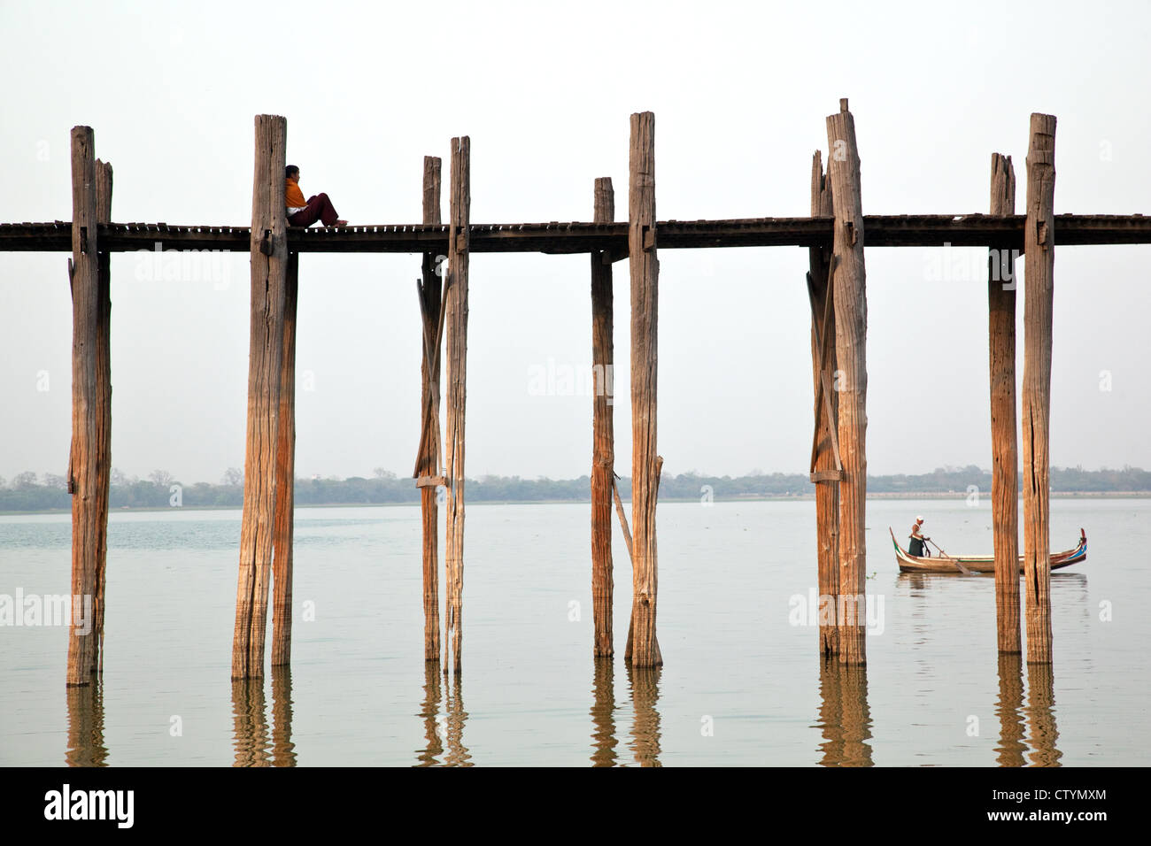 U Bein Brücke - die längste Teakholz Brücke (Steg) in der Welt in Amarapura, Mandalay Stadt, Myanmar (Burma). Stockfoto