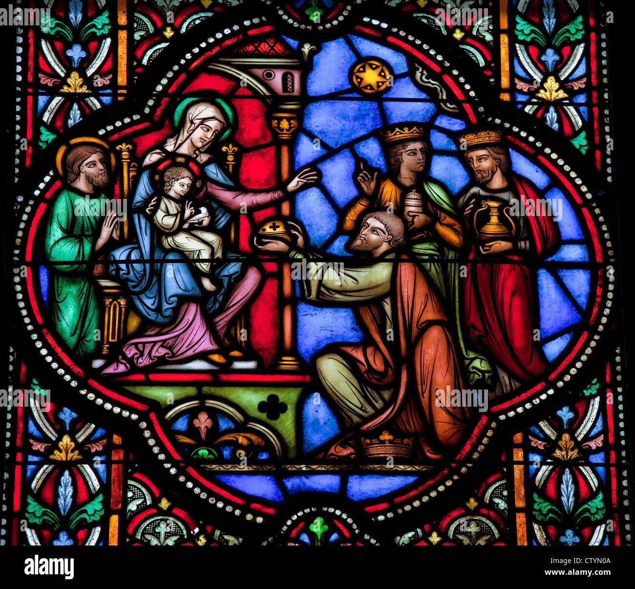 Drei Könige aus dem Osten besuchen der Heiligen Familie in Bethlehem. Dieses Fenster wurde 1866 gegründet, keine Property-Release ist erforderlich. Stockfoto