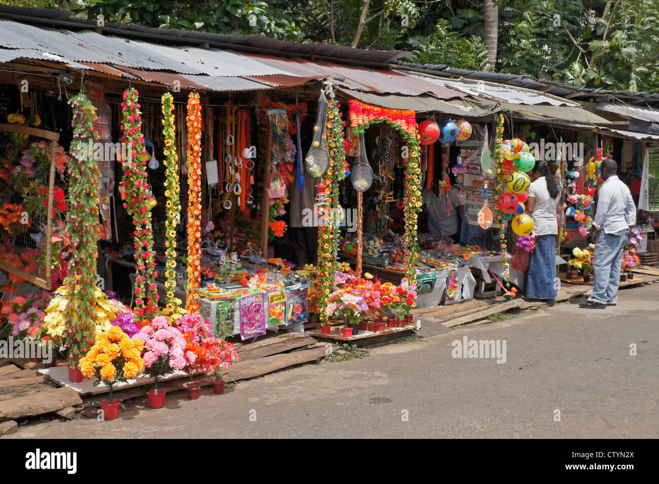 Kleine Geschäfte außerhalb Kande Vihara buddhistische Tempel, Aluthgama, Sri Lanka Stockfoto