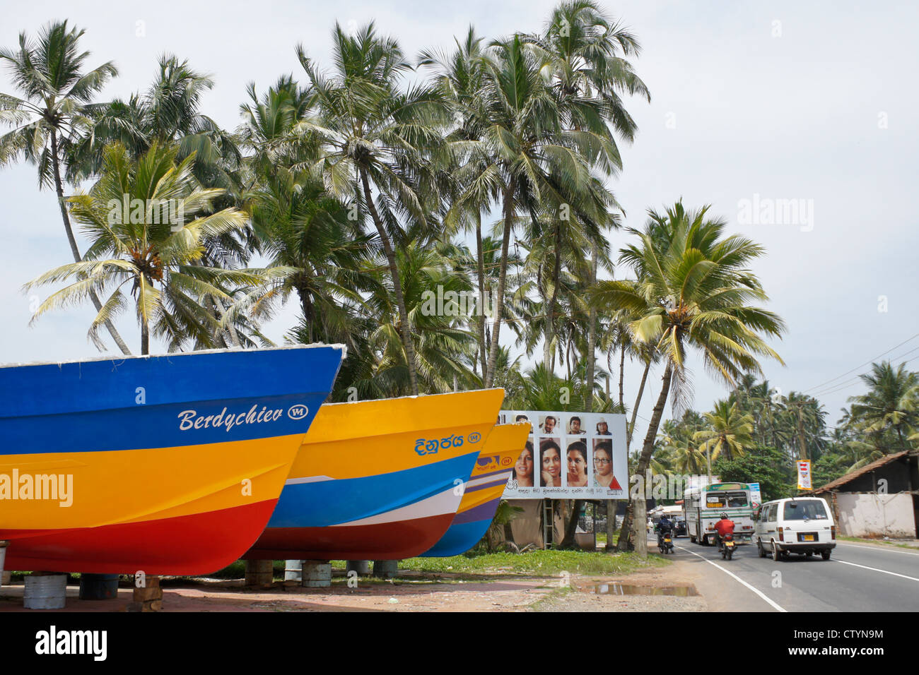 Angelboote/Fischerboote im Bau entlang der Küstenstraße, Sri Lanka Stockfoto