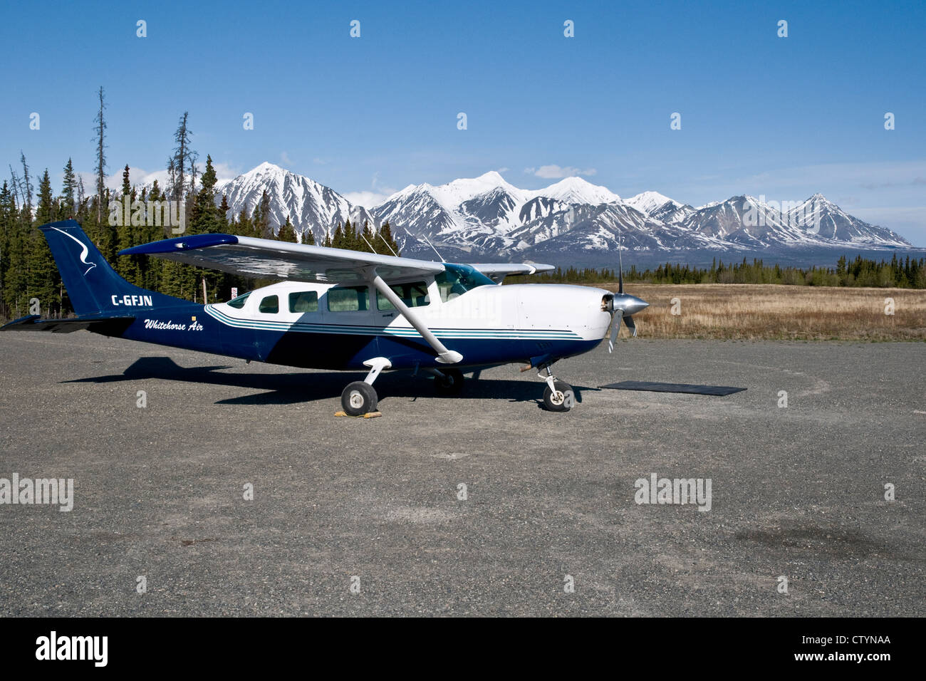 Whitehorse Air Cessna sitzt auf der Landebahn in Haines Junction am Rande des Kluane National Park, Yukon-Territorium. Stockfoto