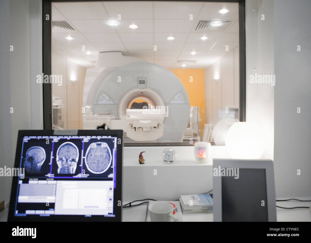 MRI Scan-Kontrollraum Stockfoto